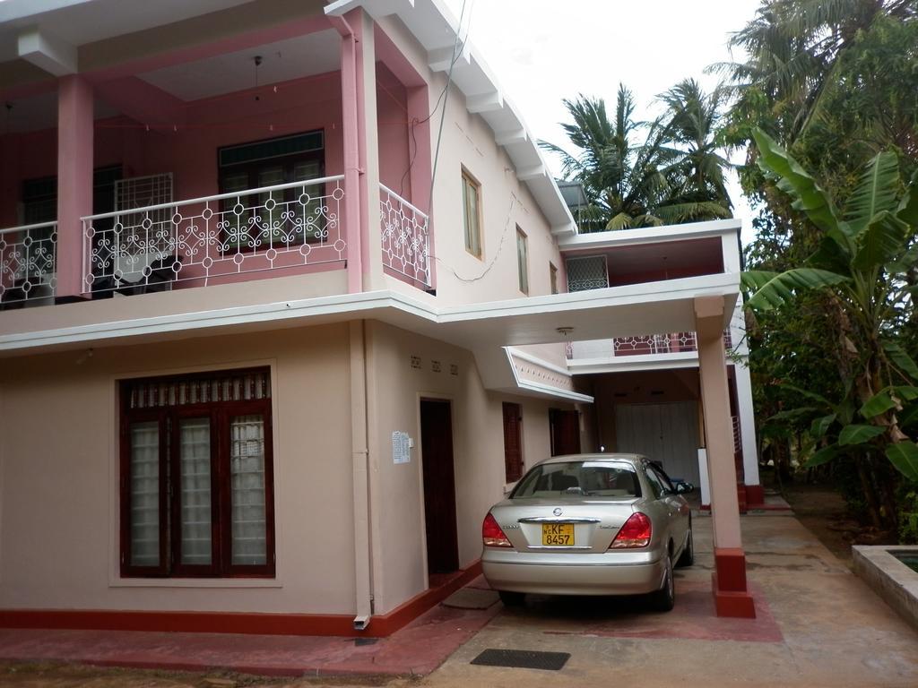 Luxman Guest House โปลอนนารูวา ภายนอก รูปภาพ